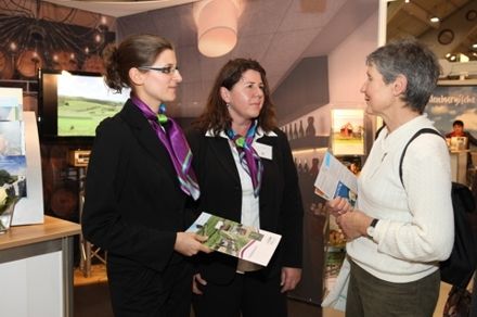 Thea Weiskopf von der Tourist Information Alzeyer Land und Elfi Theiß von der Wirtschaftsförderungs-GmbH Alzey-Worms beraten am Messestand zu Weinerlebnisangeboten in der Region