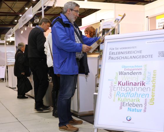 Besucher am Messestand