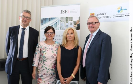 ISB-Vorstandssprecher Ulrich Dexheimer, Geschäftsführerin Kerstin Bauer (Wirtschaftsförderungs-GmbH für den Landkreis Alzey-Worms), Silvia Lampe-Bohn (Wohnraumförderung der Kreisverwaltung), Landrat Ernst-Walter Görisch Foto: Kreisverwaltung Alzey-Worms / Simone Stier