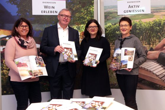 Landrat Ernst Walter Görisch und das Team der Wirtschaftsförderung Alzey-Worms präsentieren die neue Tourismusbroschüre 