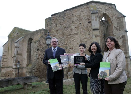 Landrat Ernst Walter Görisch und das Team der Wirtschaftsförderung Alzey-Worms präsentieren die neue Tourismusbroschüre. Die Beller Kirche ist auf dem Titel der Ausgabe.  v. l. n. r. Gabriele Kuhl, Kerstin Bauer, Elfi Theiß