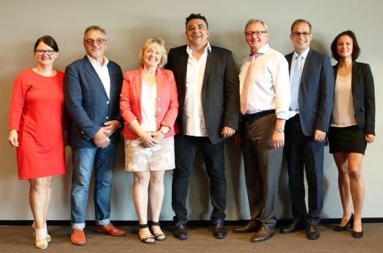 Landrat Ernst Walter Görisch (3. v. r..), VG-Bürgermeister Steffen Unger (2.v. r.), Bürgermeisterin Ute Beiser-Hübner (3. v. l.) und WfG-Geschäftsführerin Kerstin Bauer (li.) wurden von der Geschäftsleitung emfangen: Dr. Armin Nedjat (mitte), Norbert Bomba (2. v. l.) und Natalie Clauß (re.) Foto: Kreisverwaltung Alzey-Worms/Simone Stier