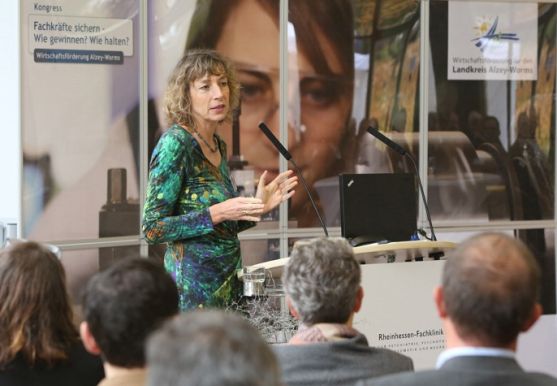 Dr. Josephine Hofmann vom Fraunhofer Institut für Arbeitswirtschaft und Organisation IAO sprach zum Thema "Arbeitswelt von morgen - Herausforderungen für Arbeitgeber & Beschäftigte".