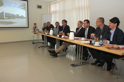 Bei einer Pressekonferenz informierten Vertreter des Unternehmens, der örtlichen Ebene und des Landkreises über die Neuansiedlung. V. l. n. r. Klaus Krämer (Geschäftsführer WFG Südlicher Wonnegau mbH), Dr. Gerhard Schilling (Erster Beigeordneter Gemeinde Monsheim), Landrat Ernst Walter Görisch, Rainer Ottinger (O.M. Architekten), Karsten Schütt (Geschäftsführender Direktor DEICHMANN SE), VG-Bürgermeister Ralph Bothe, Ralf Gänsler (Rechtsabteilung DEICHMANN SE), Kerstin Bauer (Geschäftsführerin WfG Landkreis Alzey-Worms)