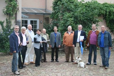 Ortsbürgermeister Mees (5. v. rechts) führte die Kommission unter Vorsitz von Landrat Görisch (3. v. rechts) u. a. in das Weingut und Gästehaus Steitz