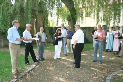 Die Ortsdelegation führte die Kommission um Landrat Görisch (1. v. links) auch an die Kirchenruine im idyllischen Liebfrauenpark