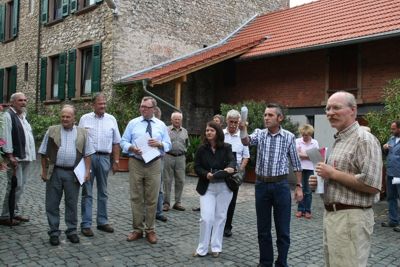 Beim Rundgang durch den Ort machte die Kommission unter Vorsitz von Landrat Görisch (4. v. links) im schön hergerichteten Weingut Spindler Station